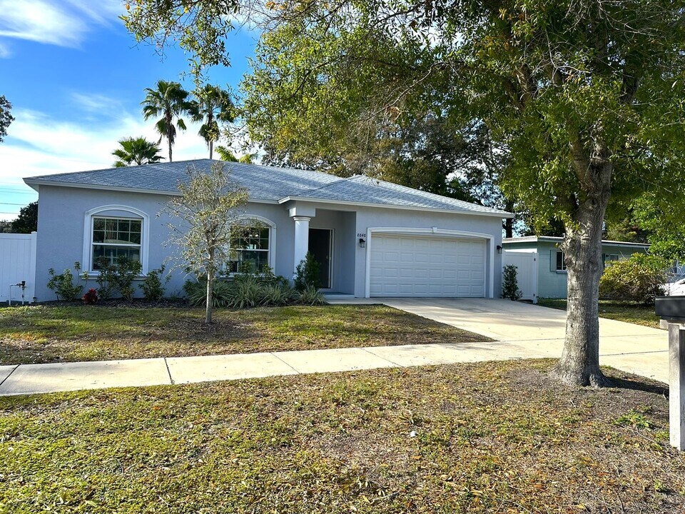 8848 92nd St in Seminole, FL - Building Photo