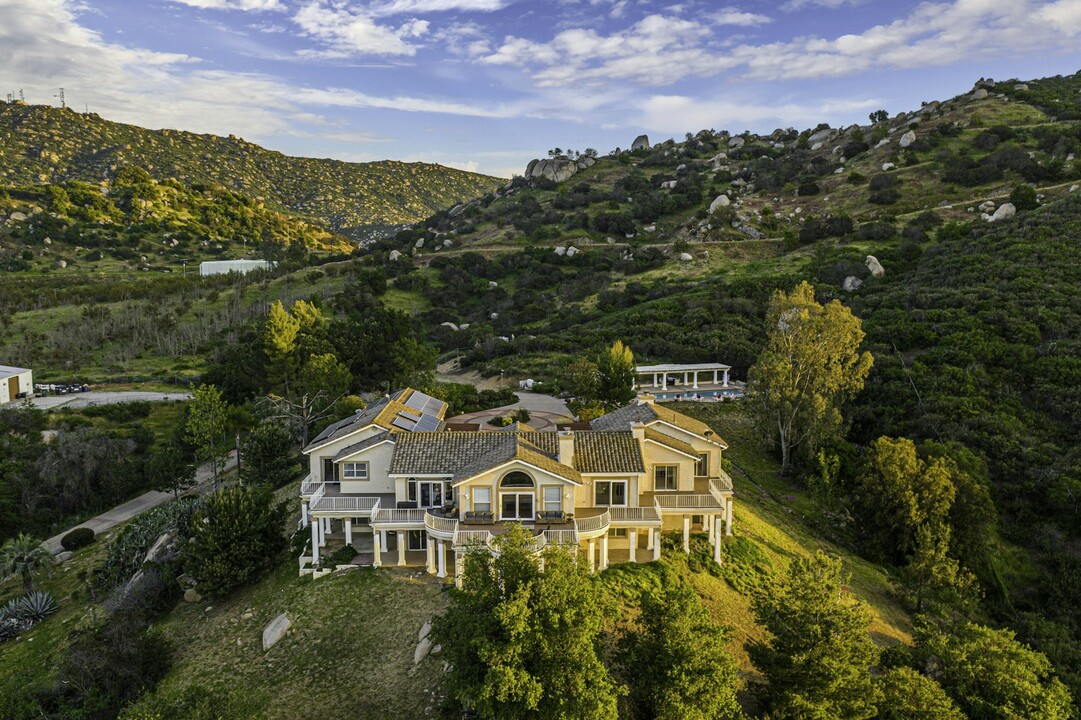 16651 Highland Valley Rd in Ramona, CA - Foto de edificio