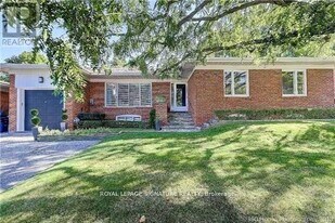 195 York Mills Rd in Toronto, ON - Building Photo