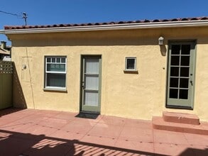 1231 W Bay Ave-Unit -FRONT in Newport Beach, CA - Building Photo - Building Photo