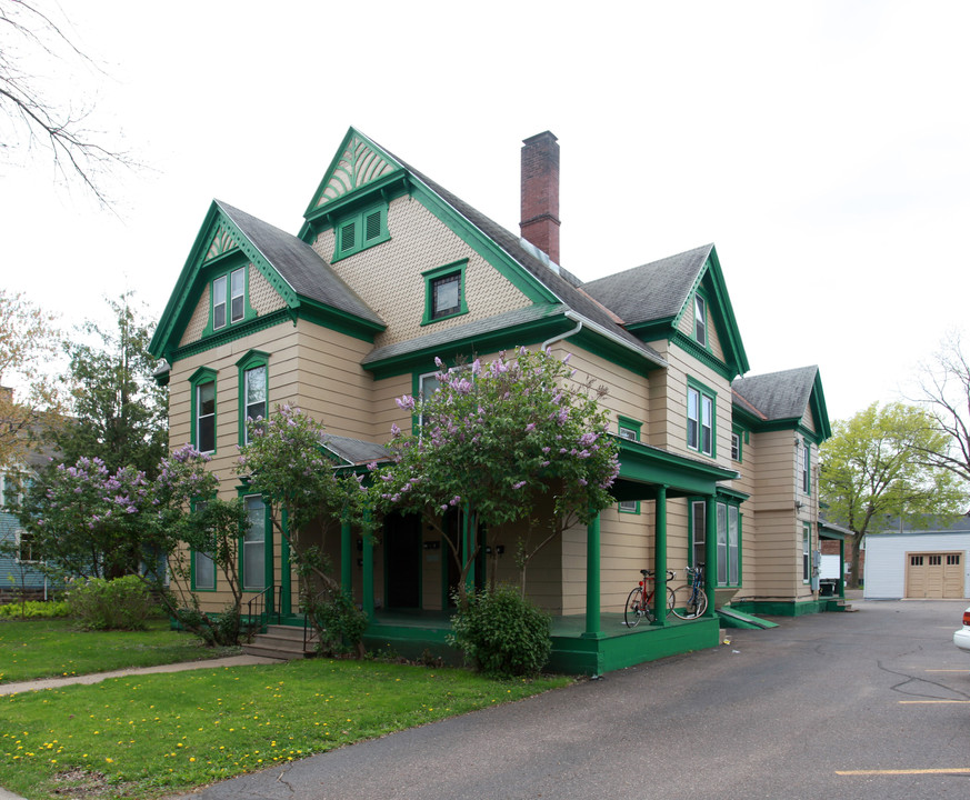 1218 Graham Ave in Eau Claire, WI - Foto de edificio