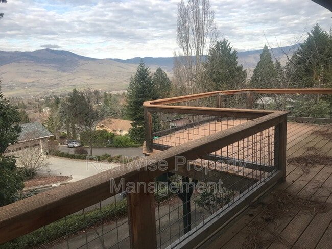 1780 Crestview Dr in Ashland, OR - Building Photo - Building Photo