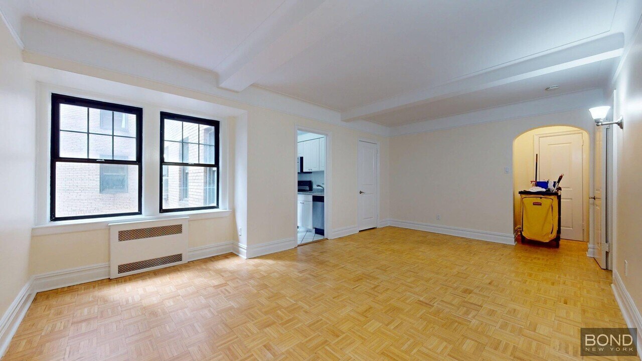 95 Christopher St in New York, NY - Building Photo
