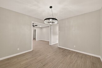 4955 Wigton Dr in Houston, TX - Foto de edificio - Building Photo