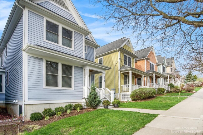 property at 203 W Summit St