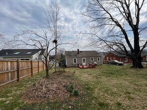 1033 Saint Clair Ave in Charlottesville, VA - Foto de edificio - Building Photo
