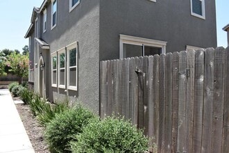 1441 Bianchi Ln in Merced, CA - Building Photo - Building Photo