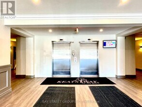 255-255 Keats Way in Waterloo, ON - Building Photo - Building Photo