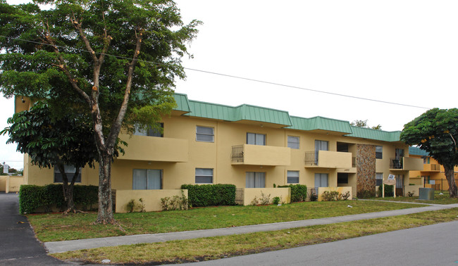 Newcastle Apartments in Fort Lauderdale, FL - Building Photo - Building Photo