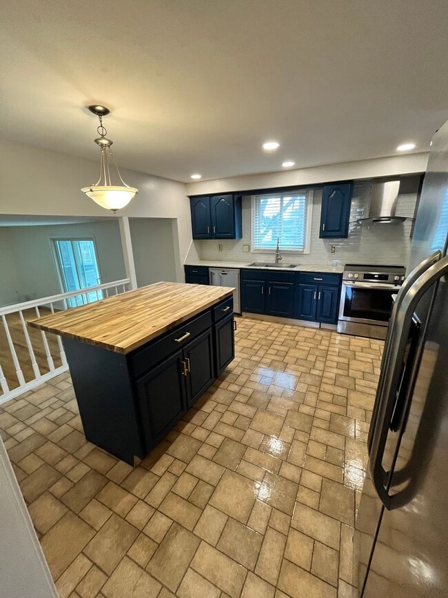 8330 White Cedar Cir in Liverpool, NY - Building Photo - Building Photo