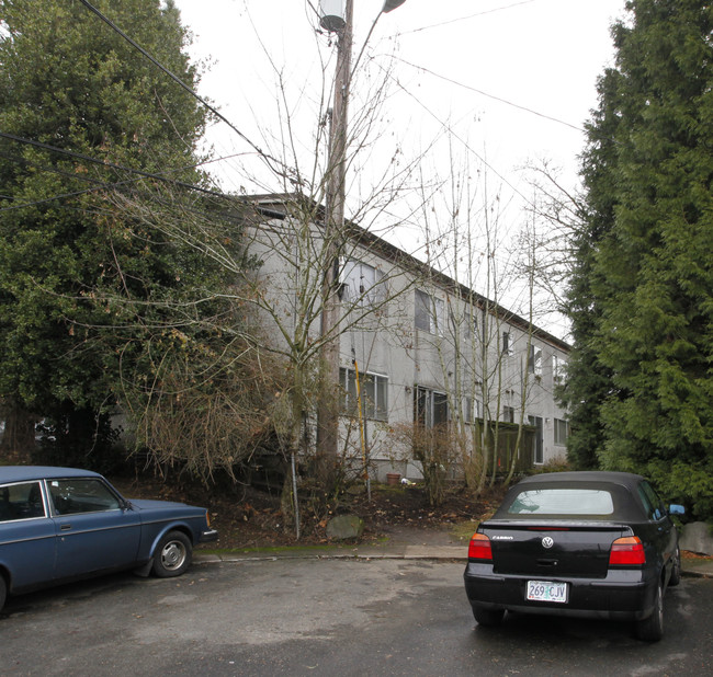 Regency Terrace Apartments in Portland, OR - Building Photo - Building Photo