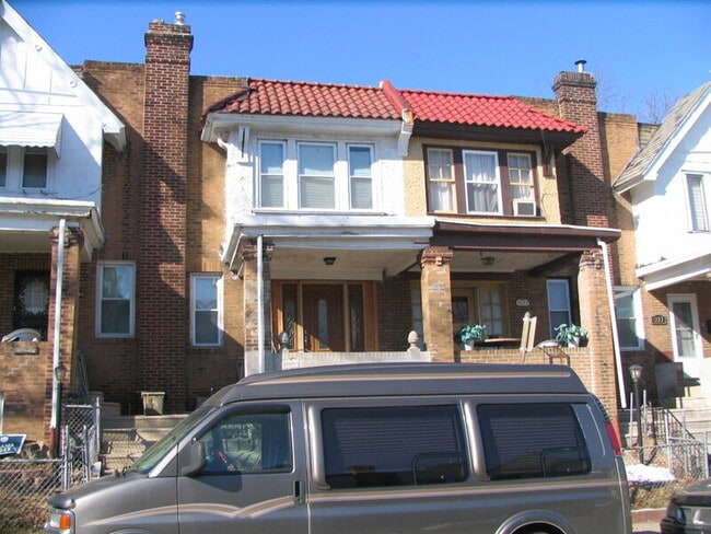 5831 Woodcrest Ave in Philadelphia, PA - Building Photo - Building Photo