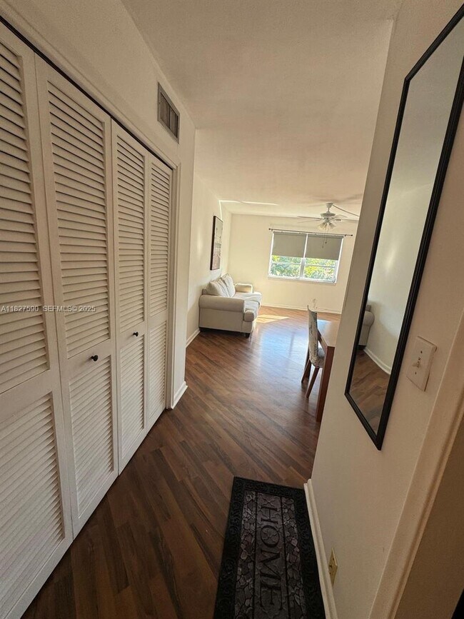 1881 Middle River Dr in Fort Lauderdale, FL - Foto de edificio - Building Photo