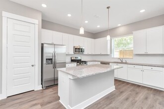 2721 Brown Lk St in Houston, TX - Building Photo - Building Photo