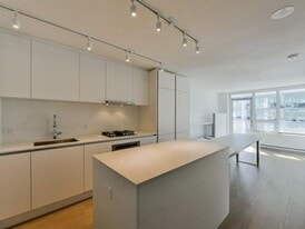 908 Quayside Dr in New Westminster, BC - Building Photo