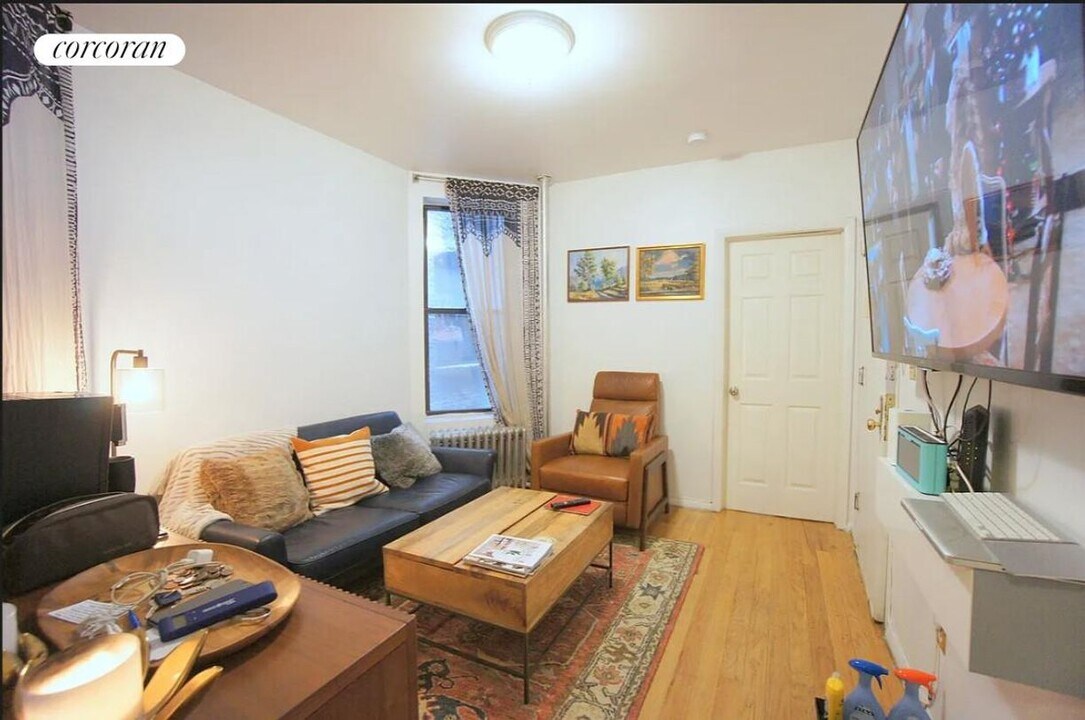 313 W 114th St in New York, NY - Building Photo