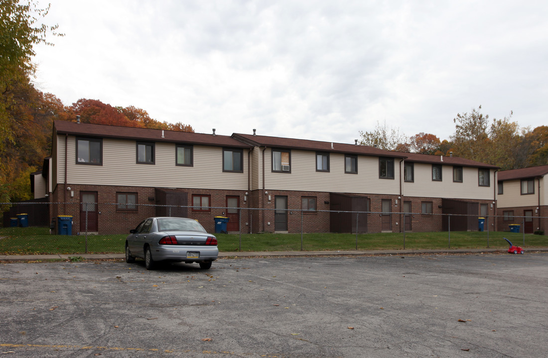 Pine Hollow Village in Sharon, PA - Building Photo