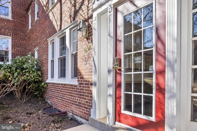 property at 1902 N Rhodes St