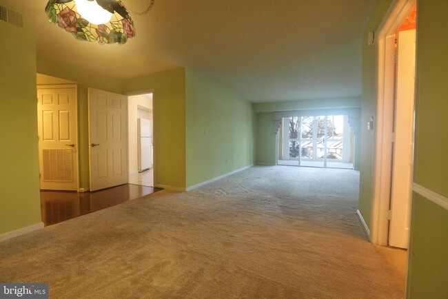 14801 Pennfield Cir-Unit -301 in Silver Spring, MD - Foto de edificio - Building Photo