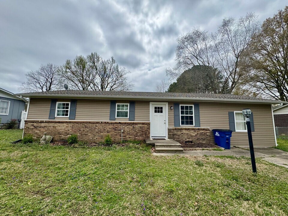 104 Meadowbrook Dr in Martin, TN - Building Photo