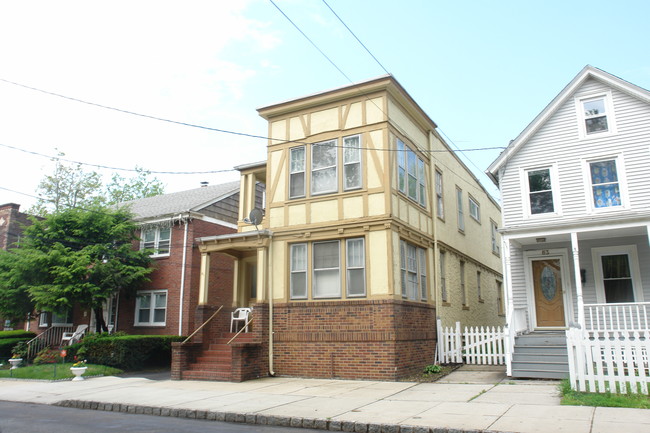 61 Madison Ave in Perth Amboy, NJ - Foto de edificio - Building Photo