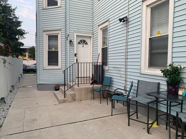 537 Schiller Ave, Unit 1r