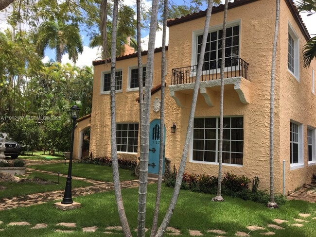 327 Menores Ave in Miami, FL - Building Photo - Building Photo