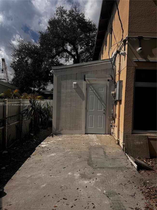 1020 NW 18th Pl in Miami, FL - Building Photo - Building Photo