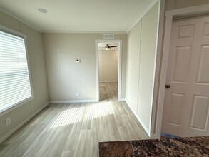 15923 S Flores Rd in San Antonio, TX - Foto de edificio - Building Photo