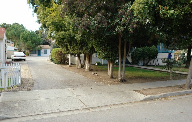 300 Chiquita Ave in Mountain View, CA - Foto de edificio - Building Photo