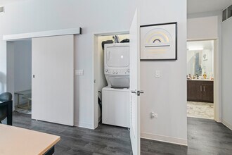 851 W Grand Ave, Unit 102 in Chicago, IL - Foto de edificio - Building Photo