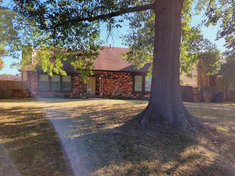 1015 E Redwood Rd in Derby, KS - Foto de edificio
