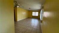 4824 Lucaya Dr in Cape Coral, FL - Foto de edificio - Building Photo