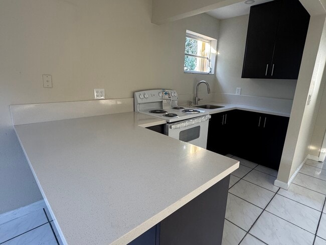 7126 SW 22nd St, Unit 2 in Miami, FL - Foto de edificio - Building Photo