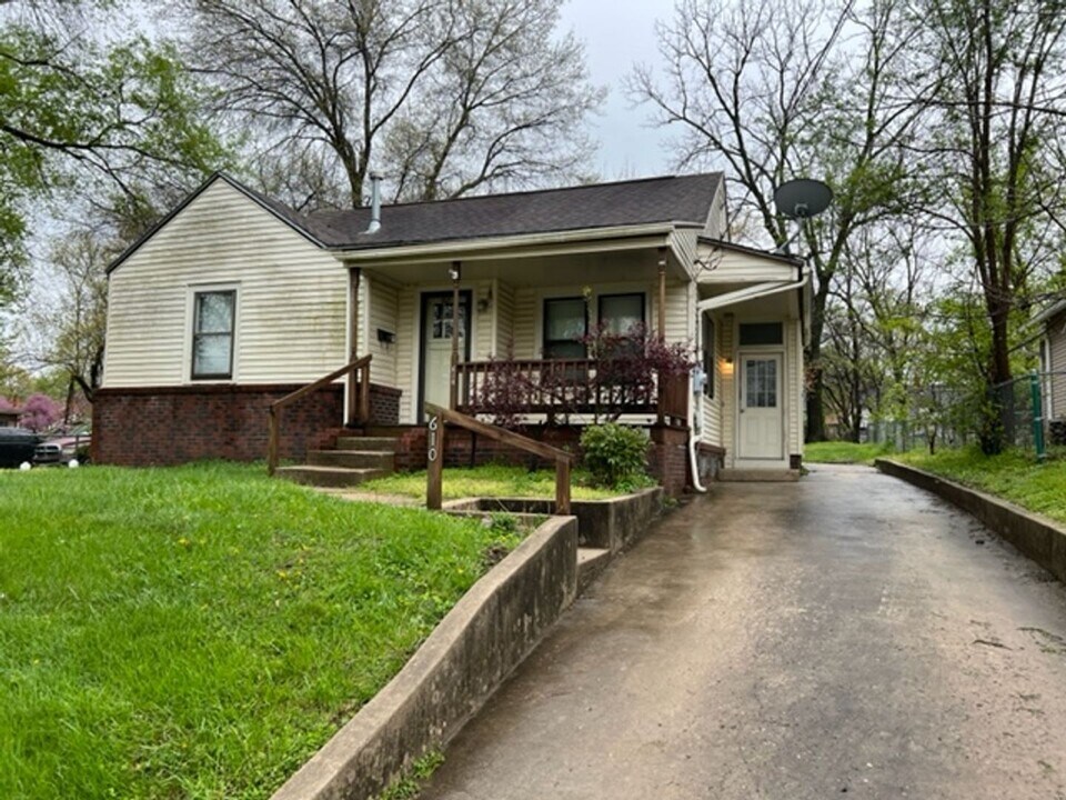 610 Grover St in Warrensburg, MO - Foto de edificio