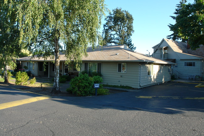 Laurel Gate Court Apartments in Salem, OR - Building Photo - Building Photo