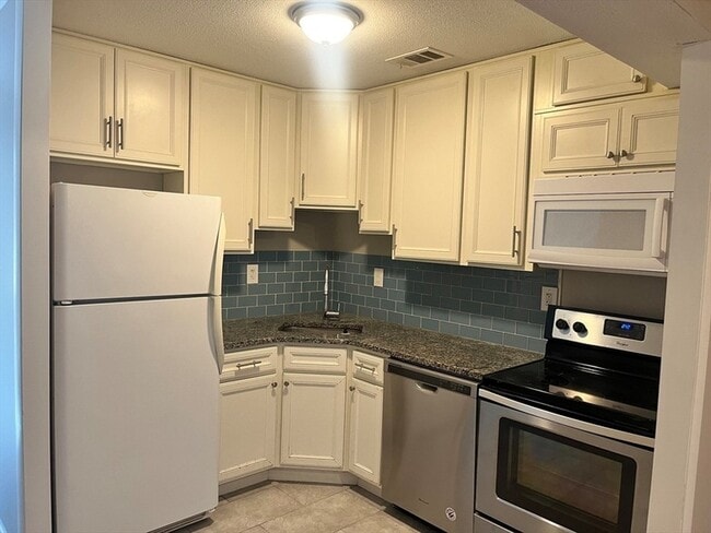 555 Russell Rd in Westfield, MA - Building Photo - Building Photo
