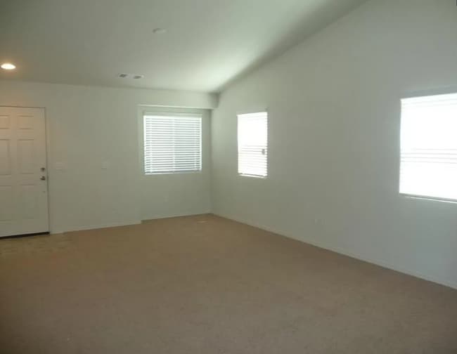 1407 W Burgundy Ct in Hanford, CA - Building Photo - Building Photo