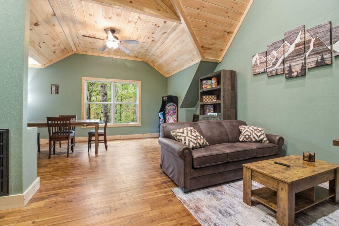 3045 Jones Creek Ln in Sevierville, TN - Building Photo