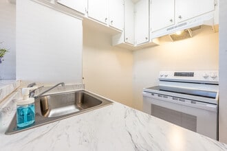 Rosecrans in Gardena, CA - Building Photo - Building Photo