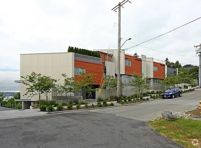 2303 W Newton St in Seattle, WA - Building Photo