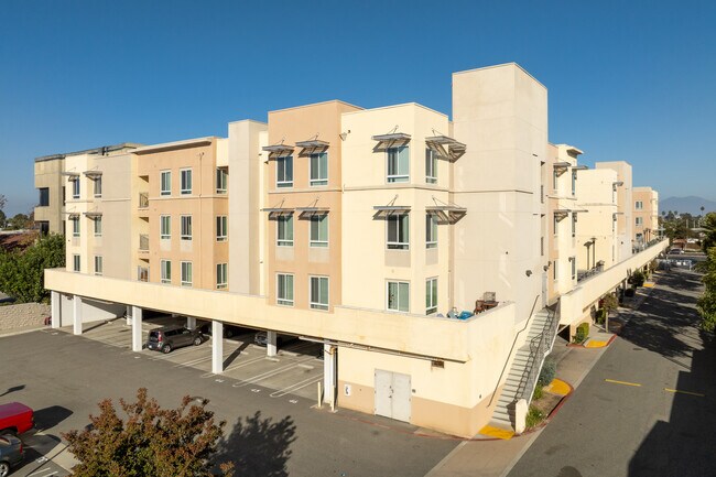 Oceana Apartments in Huntington Beach, CA - Building Photo - Building Photo