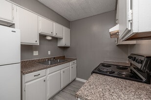 Sunset Village in Pine Bluff, AR - Building Photo