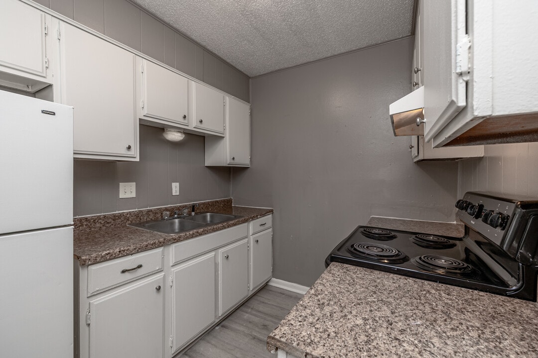 Sunset Village in Pine Bluff, AR - Foto de edificio