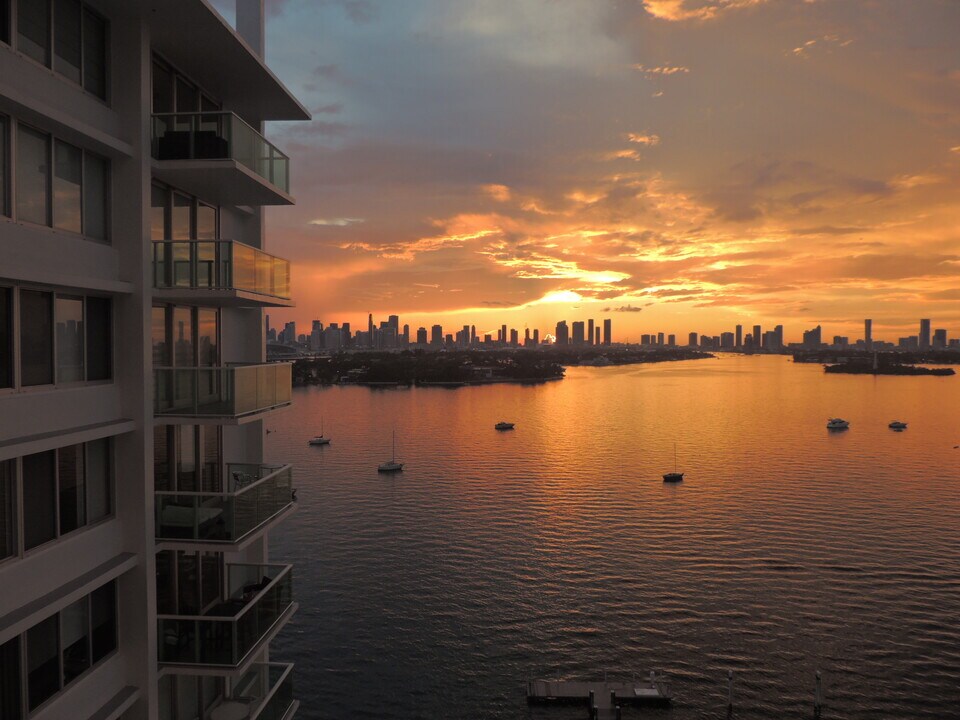 1000 West Ave, Unit #1420 in Miami Beach, FL - Building Photo