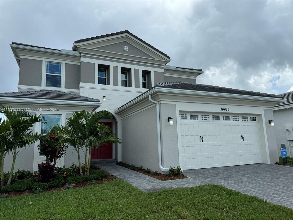 14476 Spruce Pine Dr in Loxahatchee, FL - Building Photo