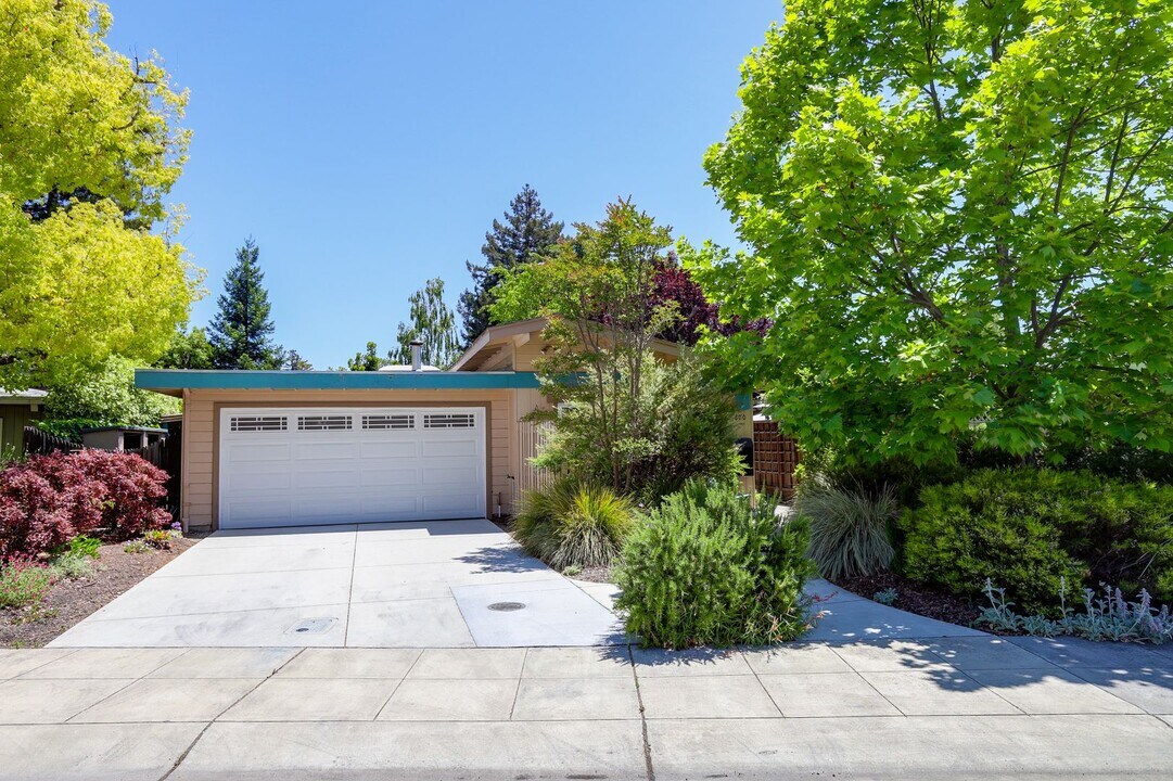 600 Bryson Ave in Palo Alto, CA - Building Photo