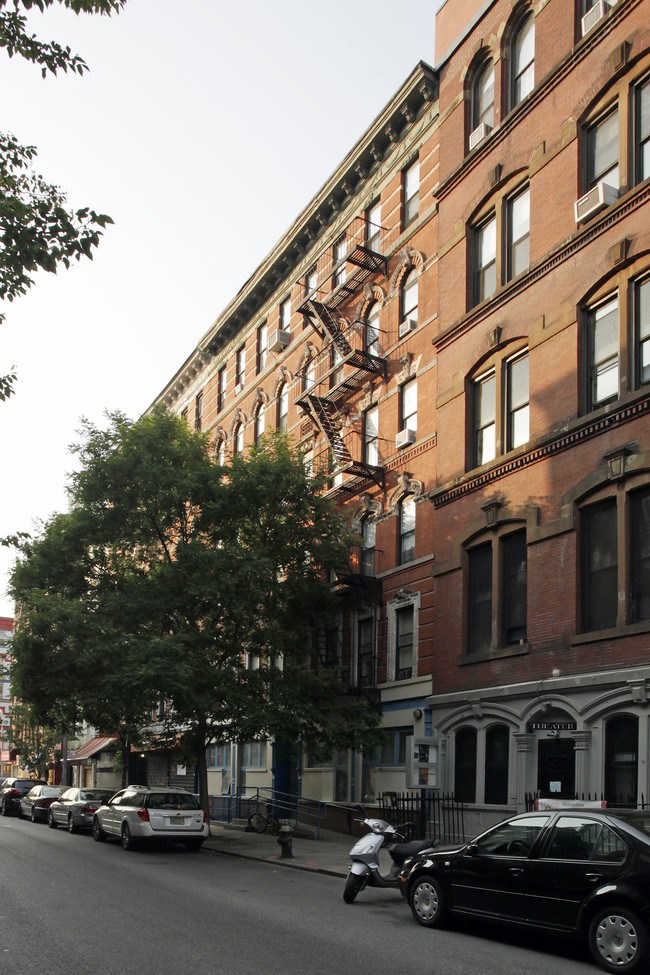 230 E 4th St in New York, NY - Foto de edificio - Building Photo