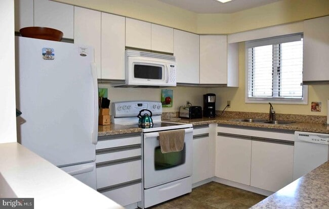 18 Henlopen Gardens in Lewes, DE - Building Photo - Building Photo