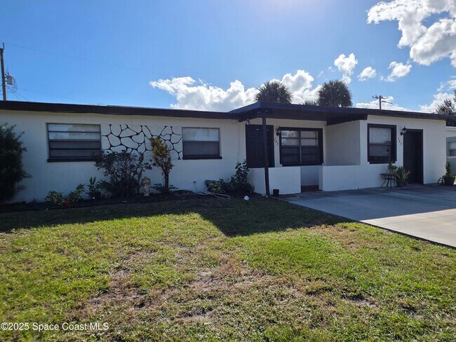 747 E University Blvd in Melbourne, FL - Foto de edificio - Building Photo